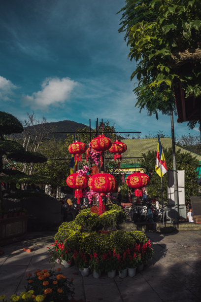 越南岘港林雄塔的彩灯和陶罐图片下载