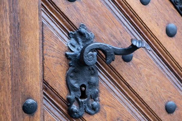 带把手的古董木门。概念历史豪华公寓。图片下载