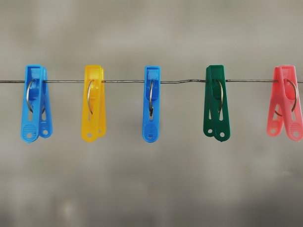 彩色衣夹的特写图片下载