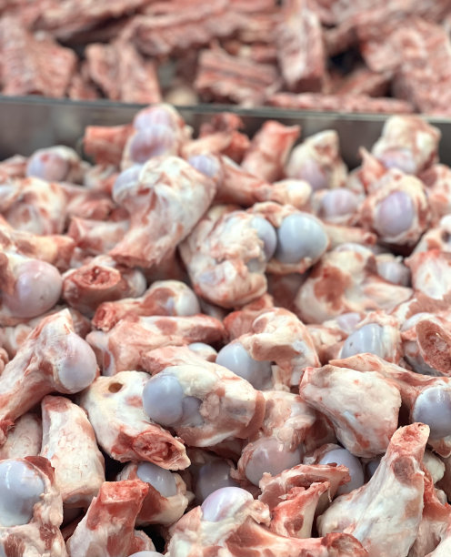 柜台上放着一盘生鸡肉的照片，厨房里一盘生鸡肉的特写图片下载