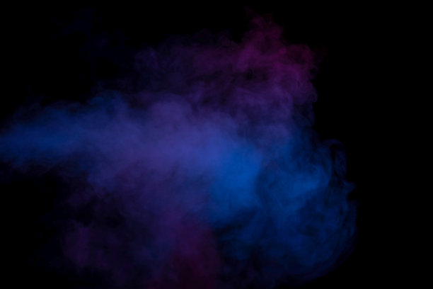 蓝色和紫色蒸汽在黑色的背景。图片下载