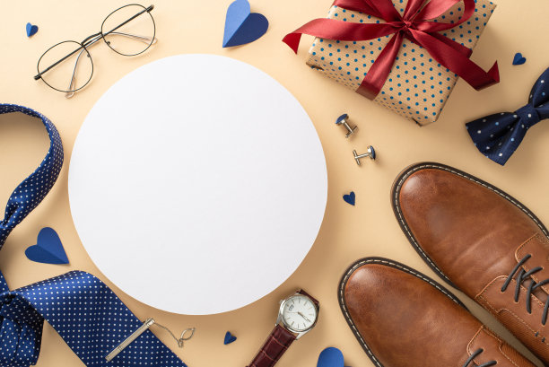 优雅的父亲节庆祝想法。心形、领带、袖扣、鞋子、礼盒和其他物品的俯视图呈现在米色背景上，其中有一个空白的圆圈用于文本或广告内容图片下载