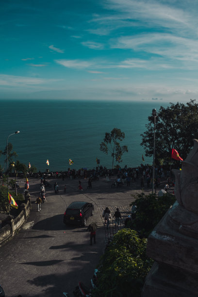 从越南岘港的林雄塔俯瞰东越南海，人们参观著名的女佛雕像图片下载