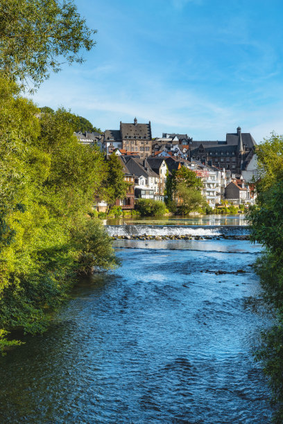 从河边俯瞰马尔堡历史图片下载