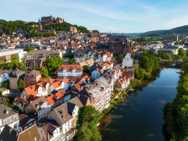 从河边俯瞰马尔堡历史图片下载