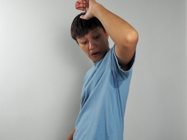 受惊的男人，汗流浃背，腋窝潮湿，有体味图片下载