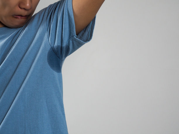 由于出汗而有体臭问题的男性。图片下载