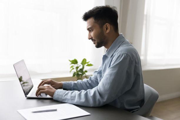 积极忙碌的年轻印度员工专注于工作任务图片下载