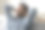 快乐放松英俊的印度人坐在舒适的沙发上图片下载