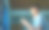 快乐的亚洲男孩坐在卧室里，戴着耳机听音乐，用手机图片下载