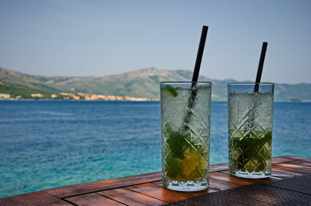 两杯莫吉托鸡尾酒图片下载