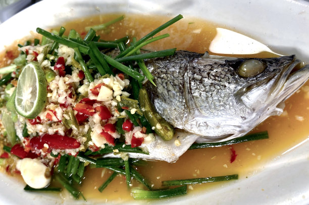 一张鱼拿着勺子和盘子里的一些蔬菜的照片，还有一条鱼和一些蔬菜坐在盘子里图片下载