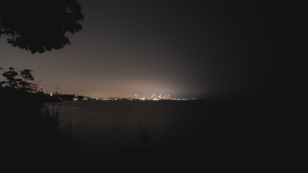 多伦多和安大略湖的夜景。图片下载