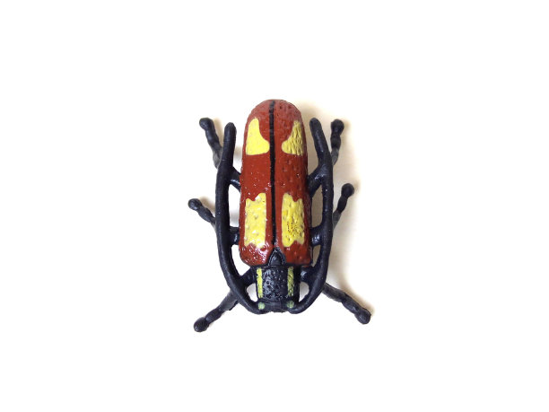 在白色背景上孤立的甲虫昆虫玩具特写。图片下载