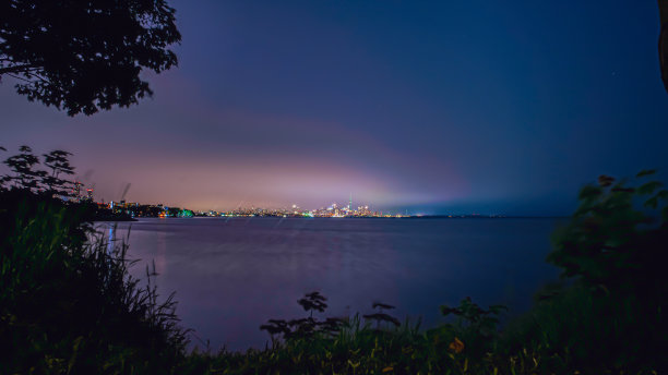 多伦多和安大略湖的夜景。图片下载
