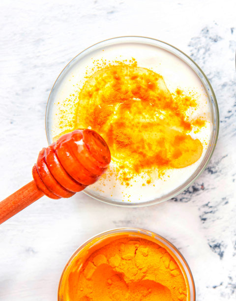 含有姜黄粉和酸奶的天然面膜。白色背景的天然化妆品图片下载