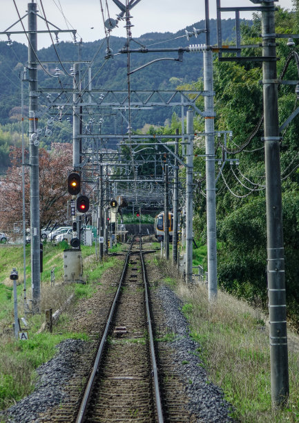 日本大阪乡村的铁轨图片下载
