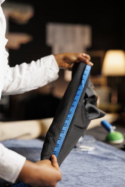 女裁缝量衣服的近照图片下载