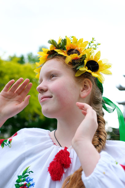 年轻的红发女孩在户外公园花园的向日葵花圈绣花乌克兰vyshyvanka衬衫，红色的辫子，头发上的丝带乌克兰和平时光的幸福，快乐和和平图片下载