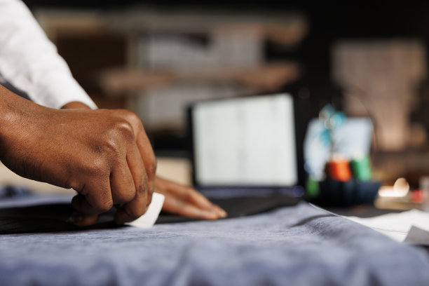 西装裁缝检查西装缝的特写图片下载