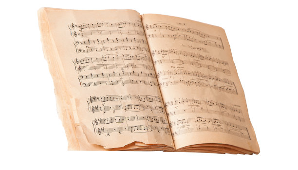 笔记本。打开乐谱本。音乐课本孤立。乐谱的特写孤立在白色背景上。注意选择焦点。图片下载