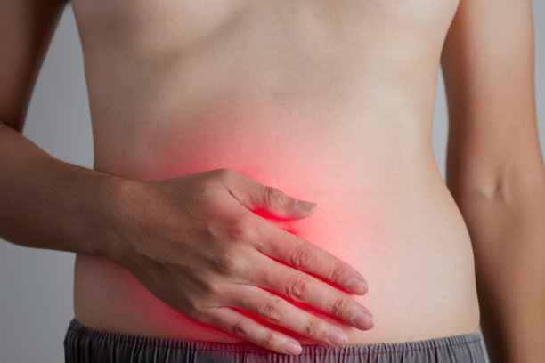 腹痛。一个人抱着他的肚子，胃痛的原因。图片下载