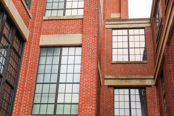 砖砌建筑:稳定、进步和社区的象征。写字楼和公寓楼象征着增长、城市生活和共同的愿望图片下载