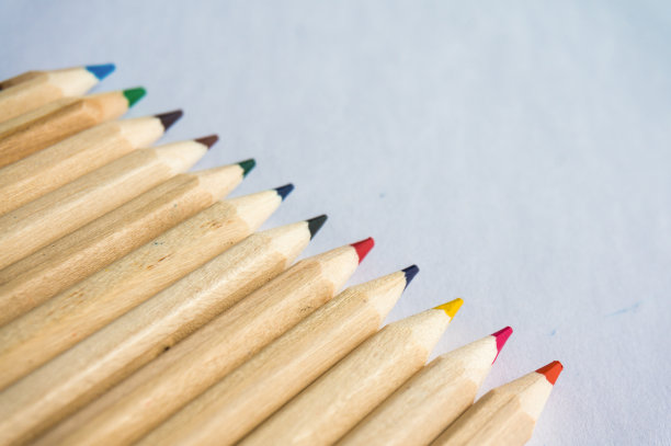 儿童艺术教育理念。白纸背景上的彩色铅笔。本空间图片下载