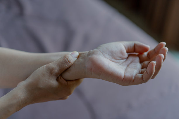 女人手腕疼痛。手腕疼痛的手。图片下载