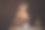 可爱的小男孩用复古咖啡研磨机研磨咖啡。图片下载