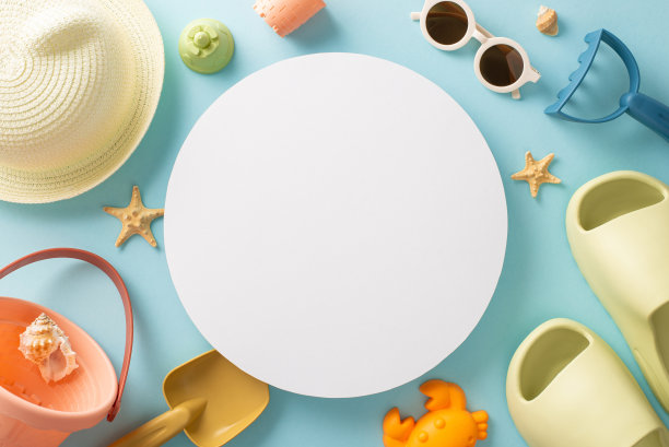 有趣的活动，为孩子的假期概念。俯视图的空圆圈的拖鞋，巴拿马和太阳镜，海滩儿童玩具和贝壳在蓝色孤立的背景与复制空间图片下载