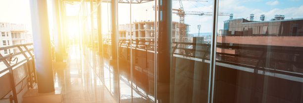 从玻璃窗看建筑物图片下载