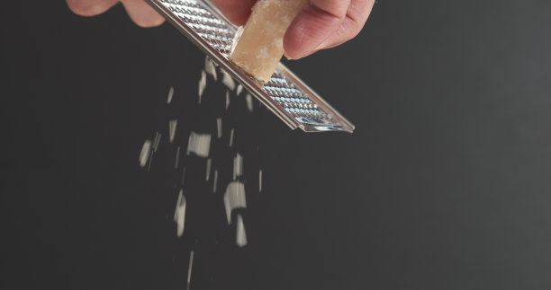 在深色背景上的帕尔马干酪的特写图片下载