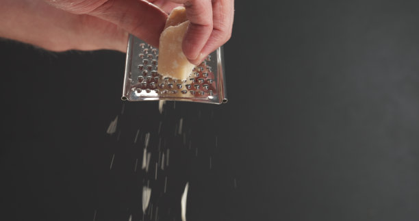 在深色背景上的帕尔马干酪的特写图片下载