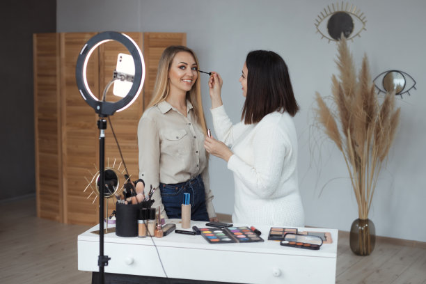 专业化妆师为在线化妆教程教育录制了一节课，展示了在模特身上使用化妆品和刷子的技术，并为她的美容博客制作了一段视频图片下载