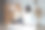 专业化妆师为在线化妆教程教育录制了一节课，展示了在模特身上使用化妆品和刷子的技术，并为她的美容博客制作了一段视频图片下载