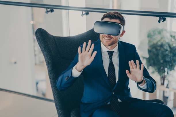 商人在VR头显测试创新的虚拟现实方法管理项目在办公室。图片下载