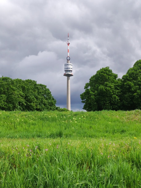 多云天空背景下的维也纳多瑙河塔图片下载
