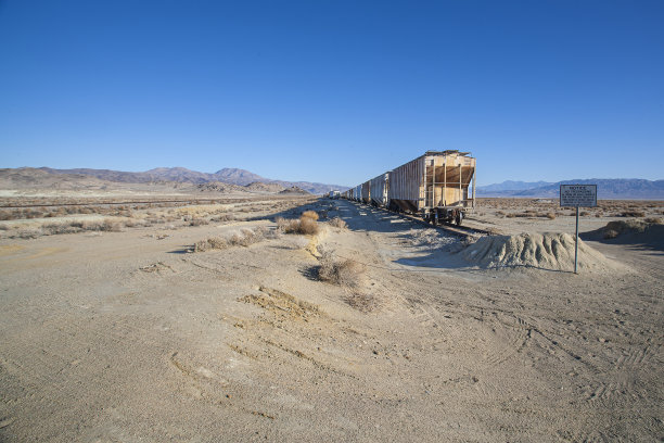 美国沙漠中的货运列车。图片下载