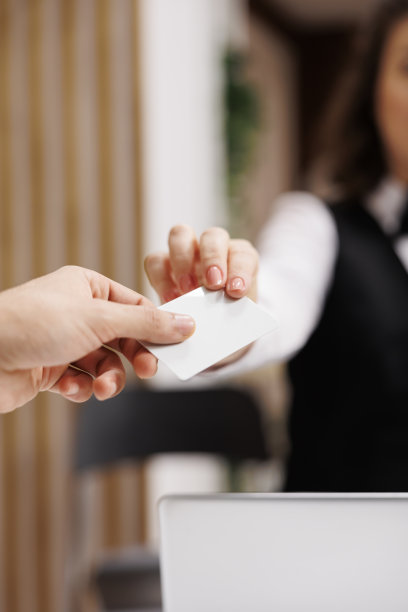 商人拿房间钥匙卡图片下载