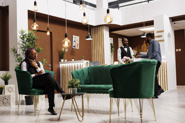 酒店经理在工作时使用手机图片下载