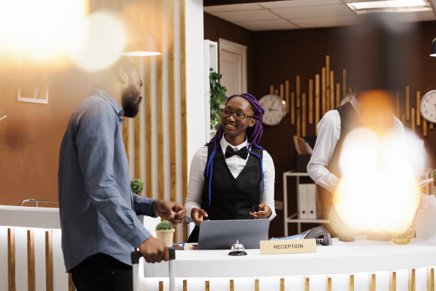 酒店接待员与客人交谈图片下载