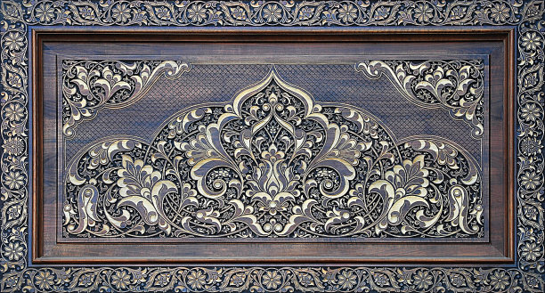 门上用木头雕刻的美丽的阿拉伯图案。图片下载