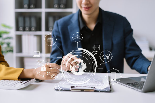 人打字笔记本电脑和平板电脑与SDK图标在虚拟屏幕上。SDK软件开发工具箱中的办公概念编程语言技术。图片下载