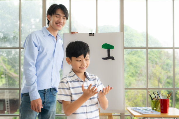 周末在家用水作画的艺术家之家图片下载