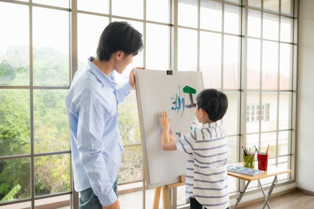 周末在家用水作画的艺术家之家图片下载