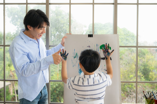 周末在家用水作画的艺术家之家图片下载