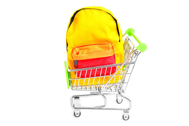 返校:超市手推车里的微型背包图片下载