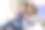 一对年轻夫妇的肖像，女人们一起碰杯喝咖啡图片下载