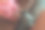 在舒适的联合办公环境中，坐在沙发上用笔记本电脑工作的女性特写图片下载